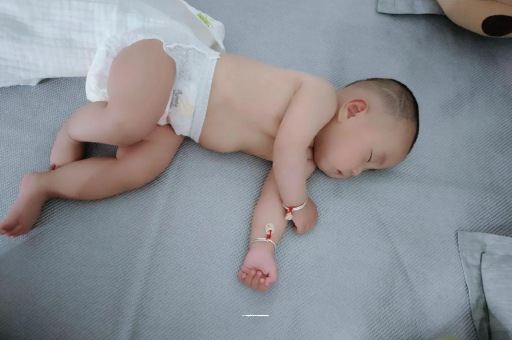 广州包生男孩的试管医院宝宝拍嗝的正确方法